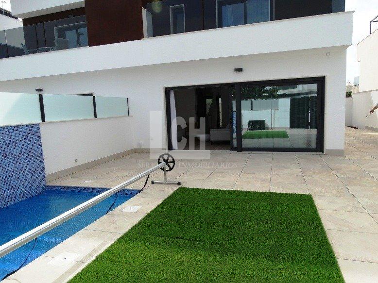 For sale of villa in Pilar de la horadada