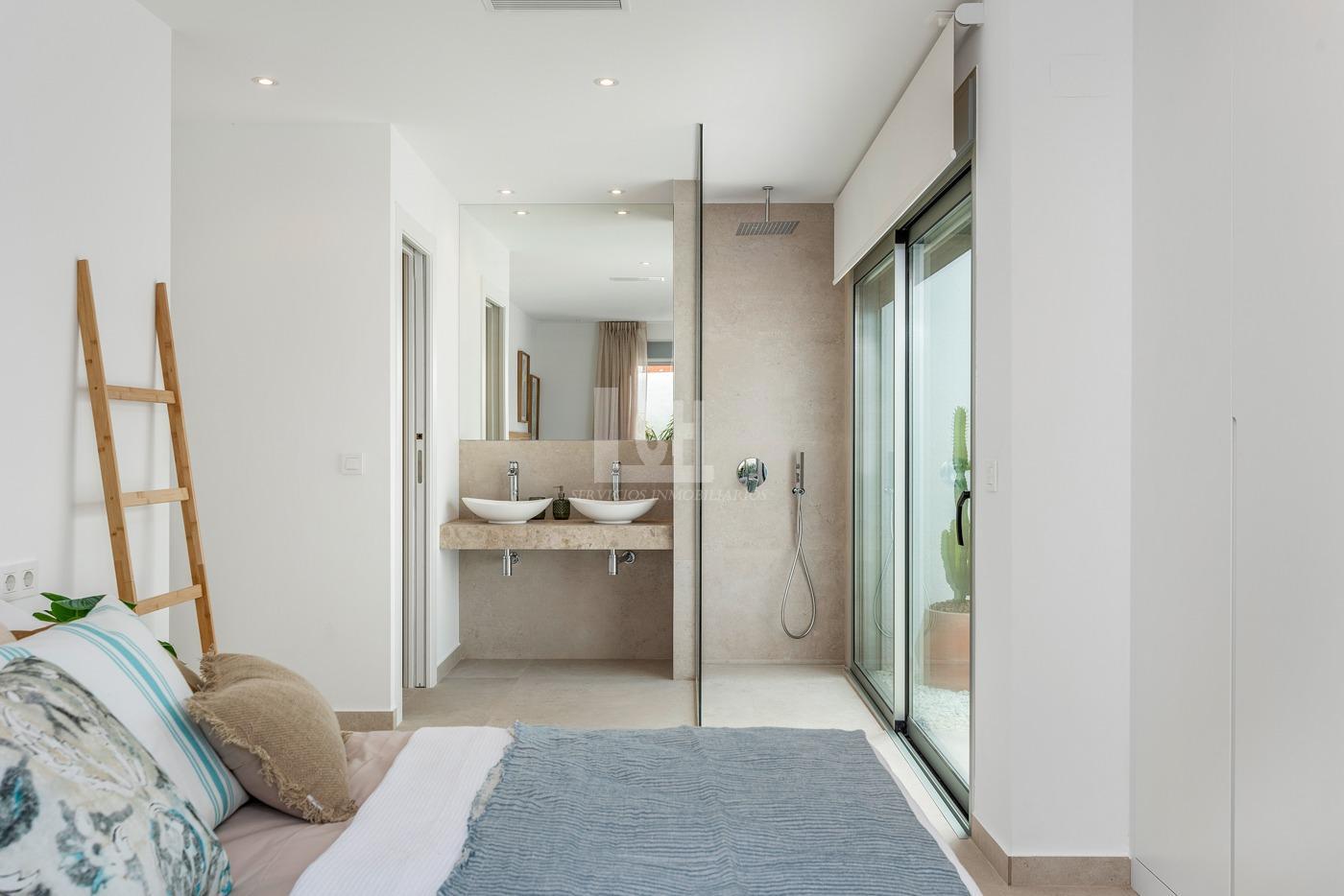 For sale of villa in Los alcázares