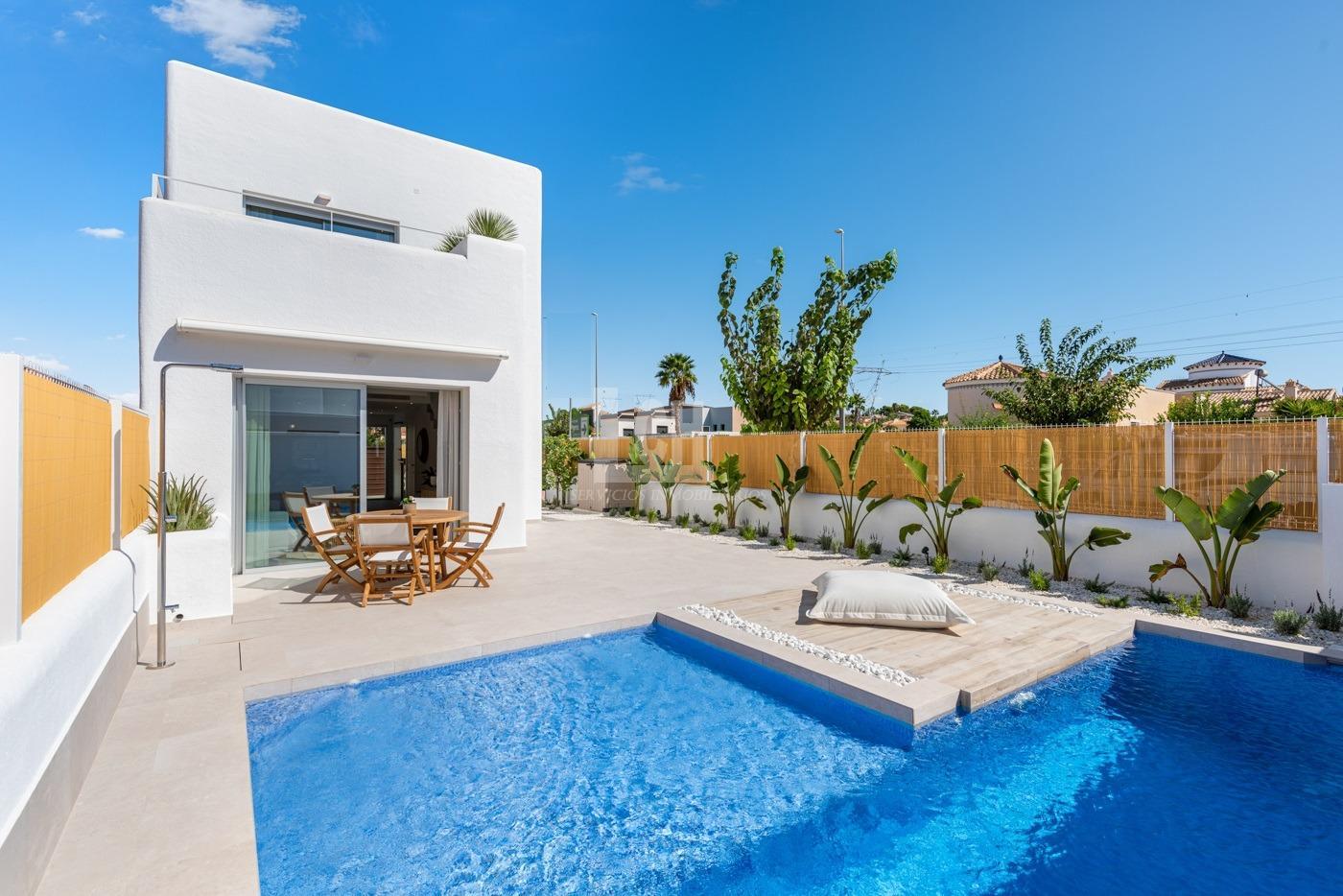 For sale of villa in Los alcázares