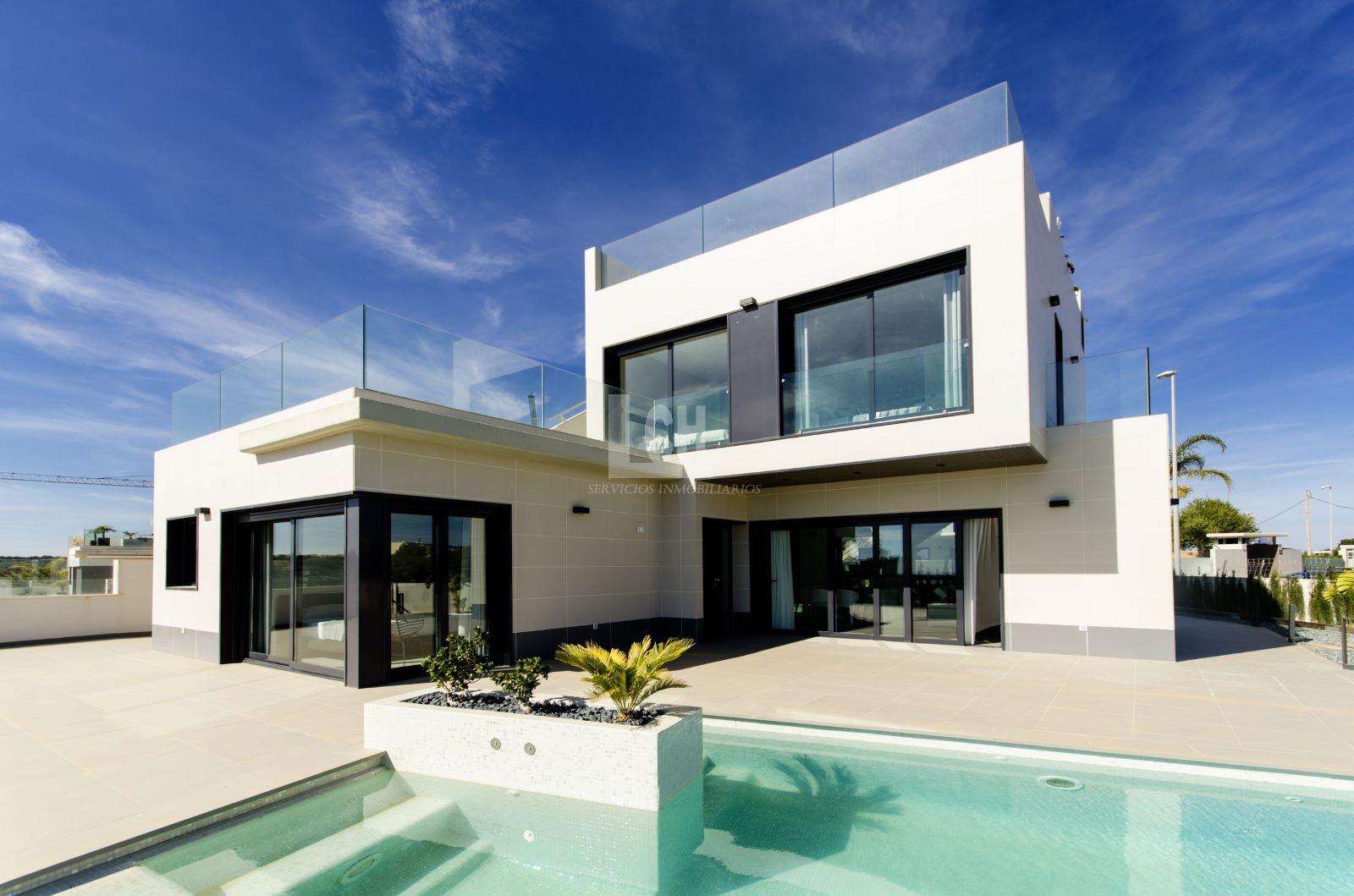 For sale of villa in Dehesa de campoamor