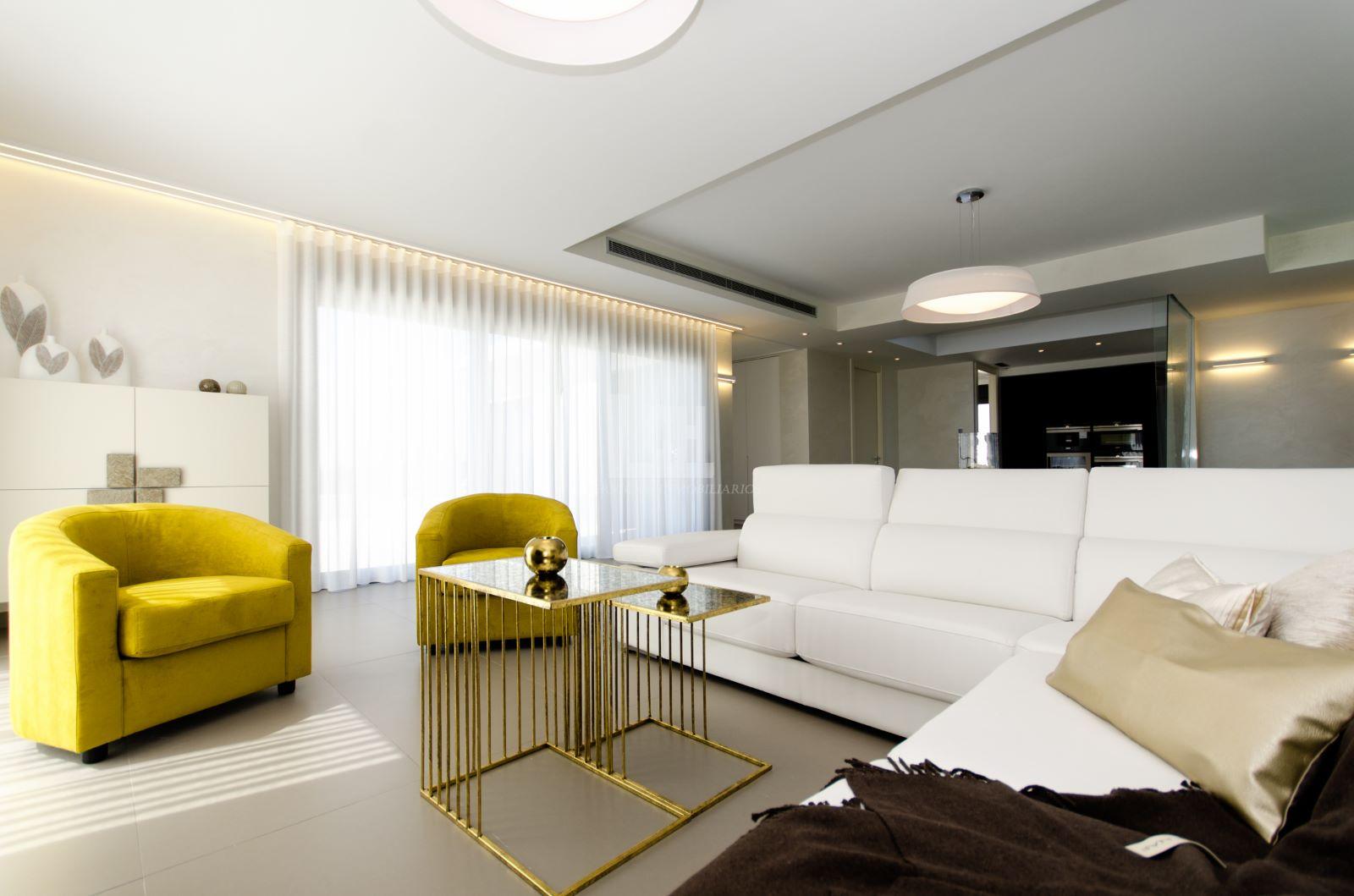 For sale of villa in Dehesa de campoamor