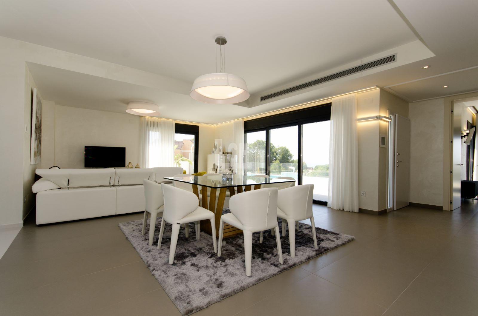 For sale of villa in Dehesa de campoamor