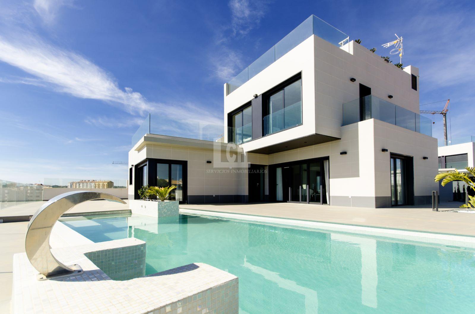 For sale of villa in Dehesa de campoamor