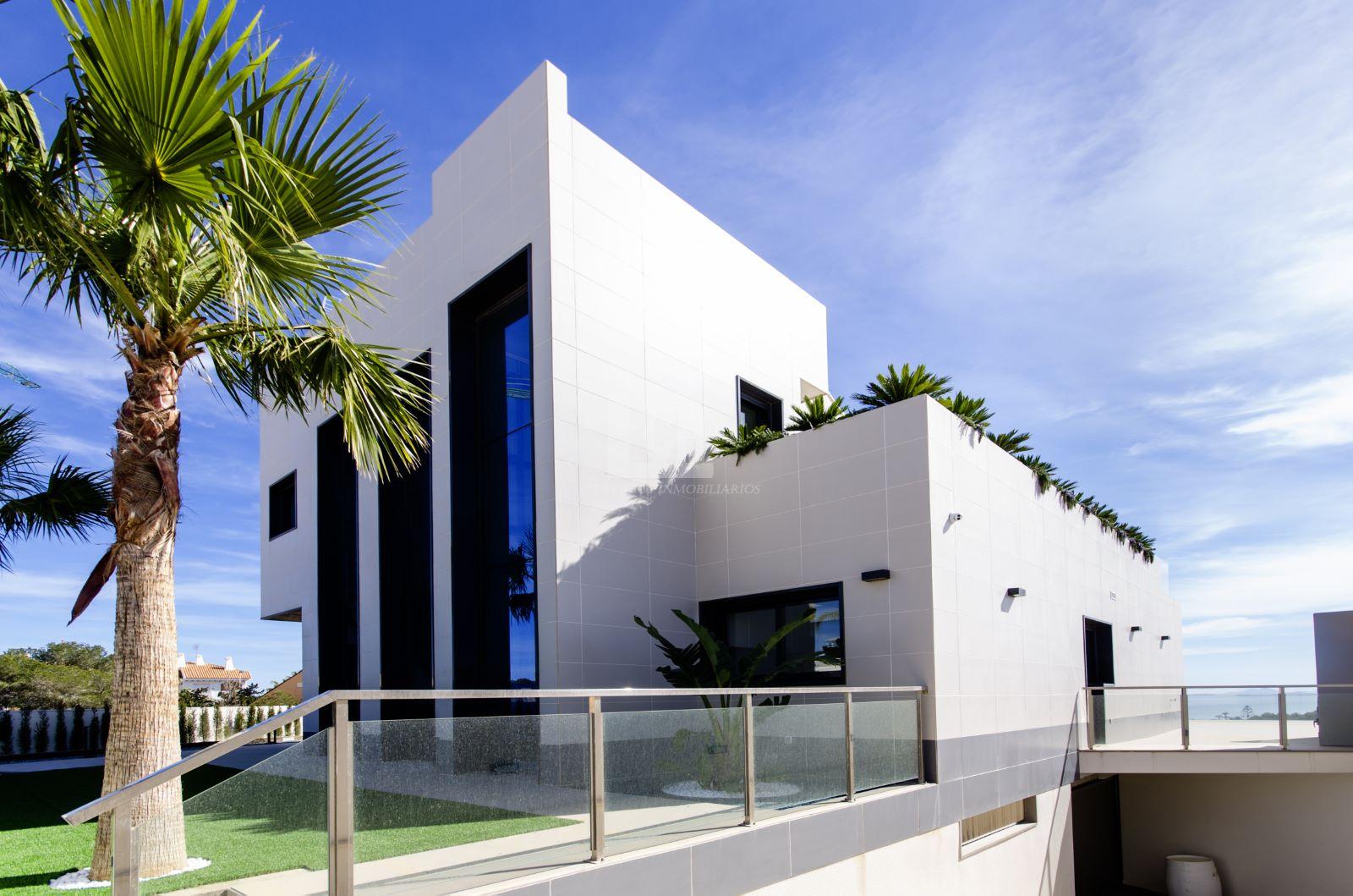 For sale of villa in Dehesa de campoamor