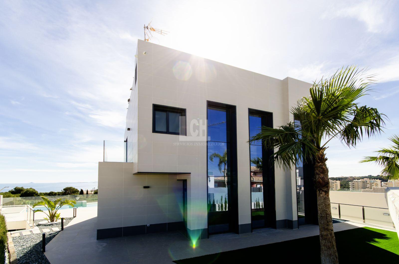 For sale of villa in Dehesa de campoamor