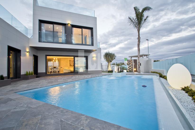 For sale of villa in Dehesa de campoamor
