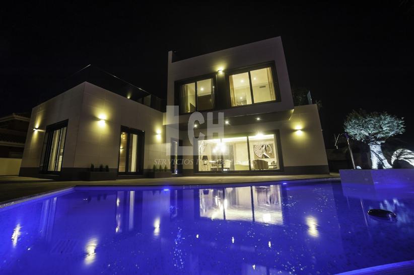 For sale of villa in Dehesa de campoamor