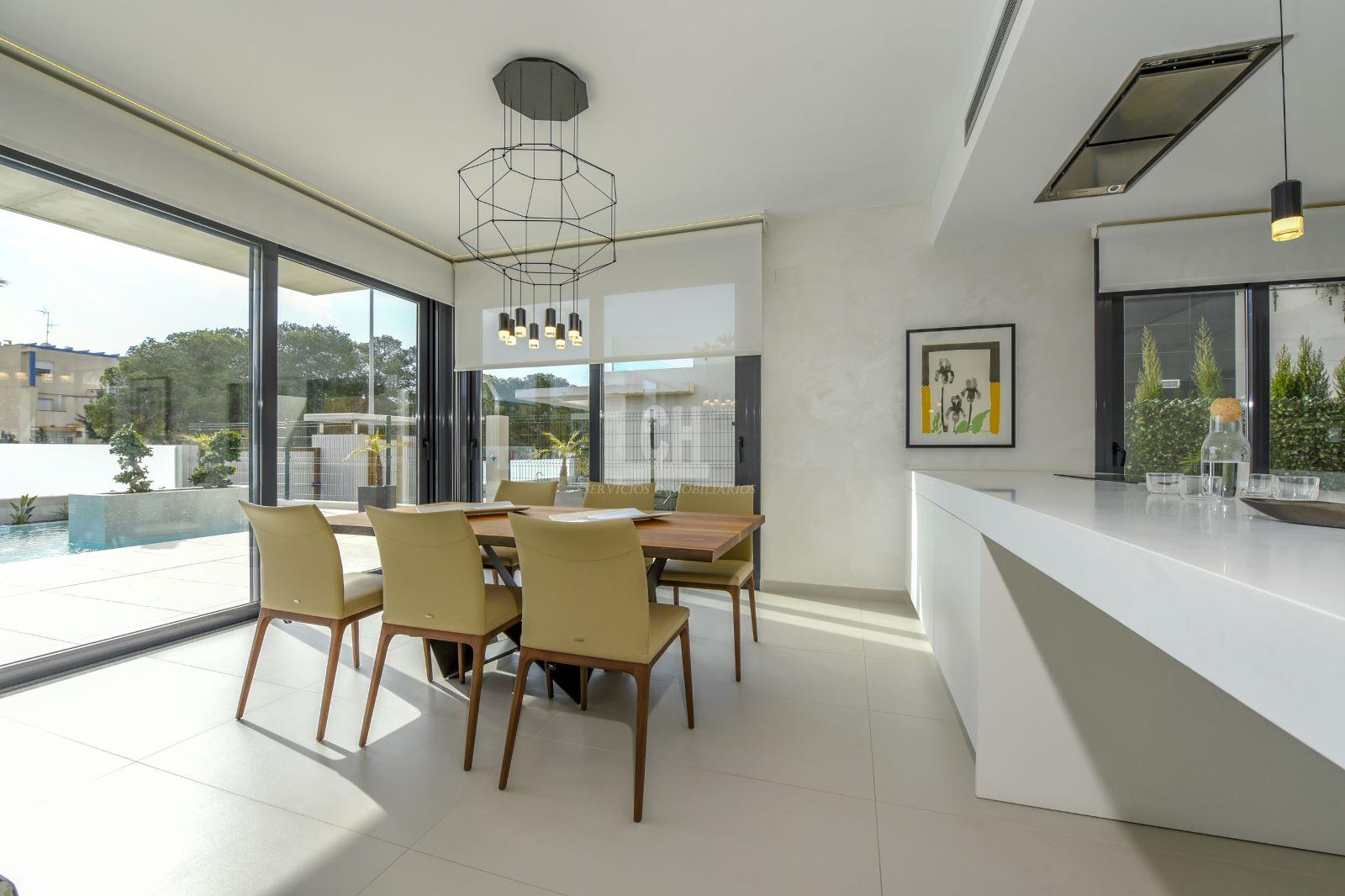 For sale of villa in Campoamor