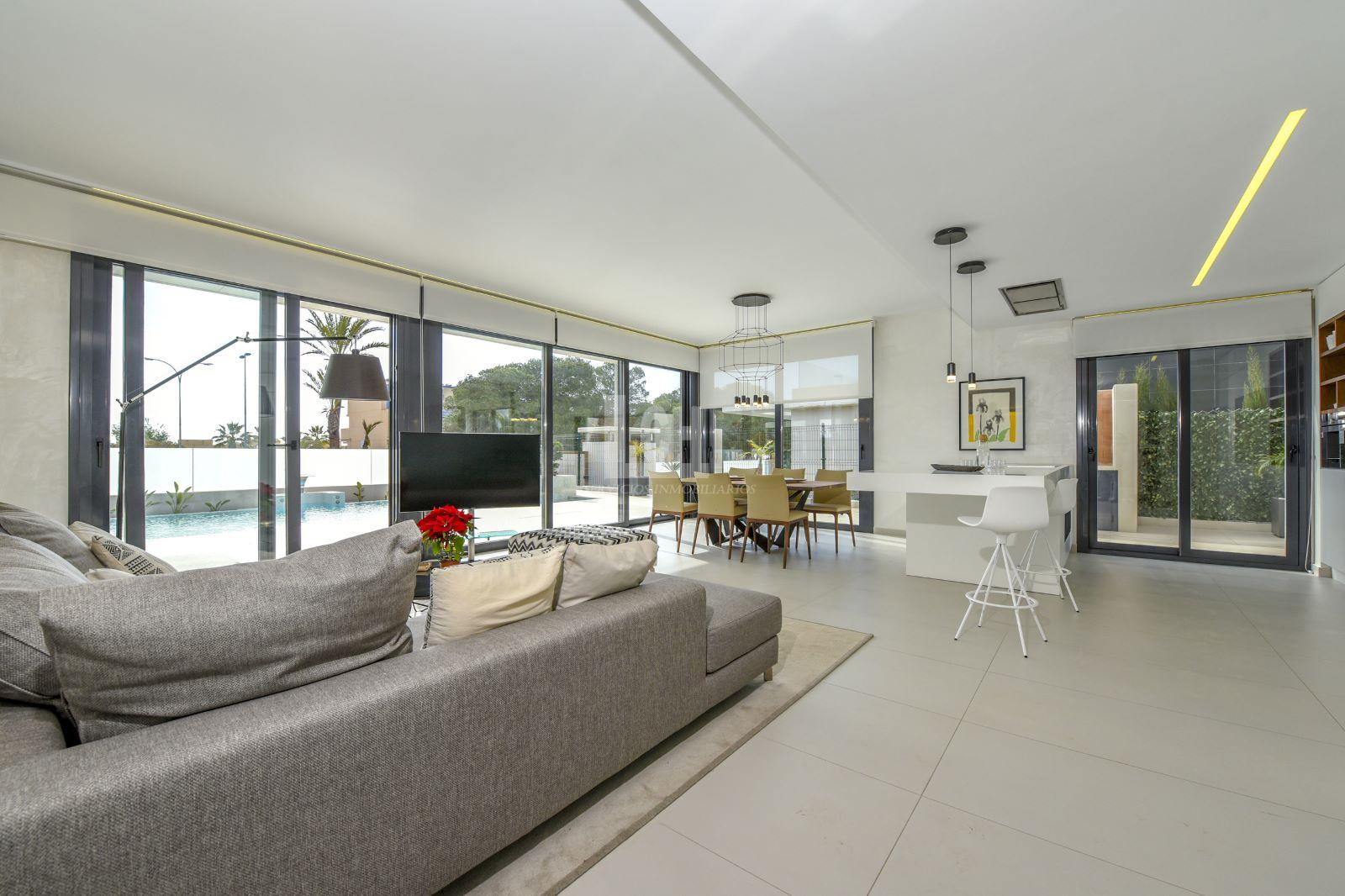 For sale of villa in Campoamor