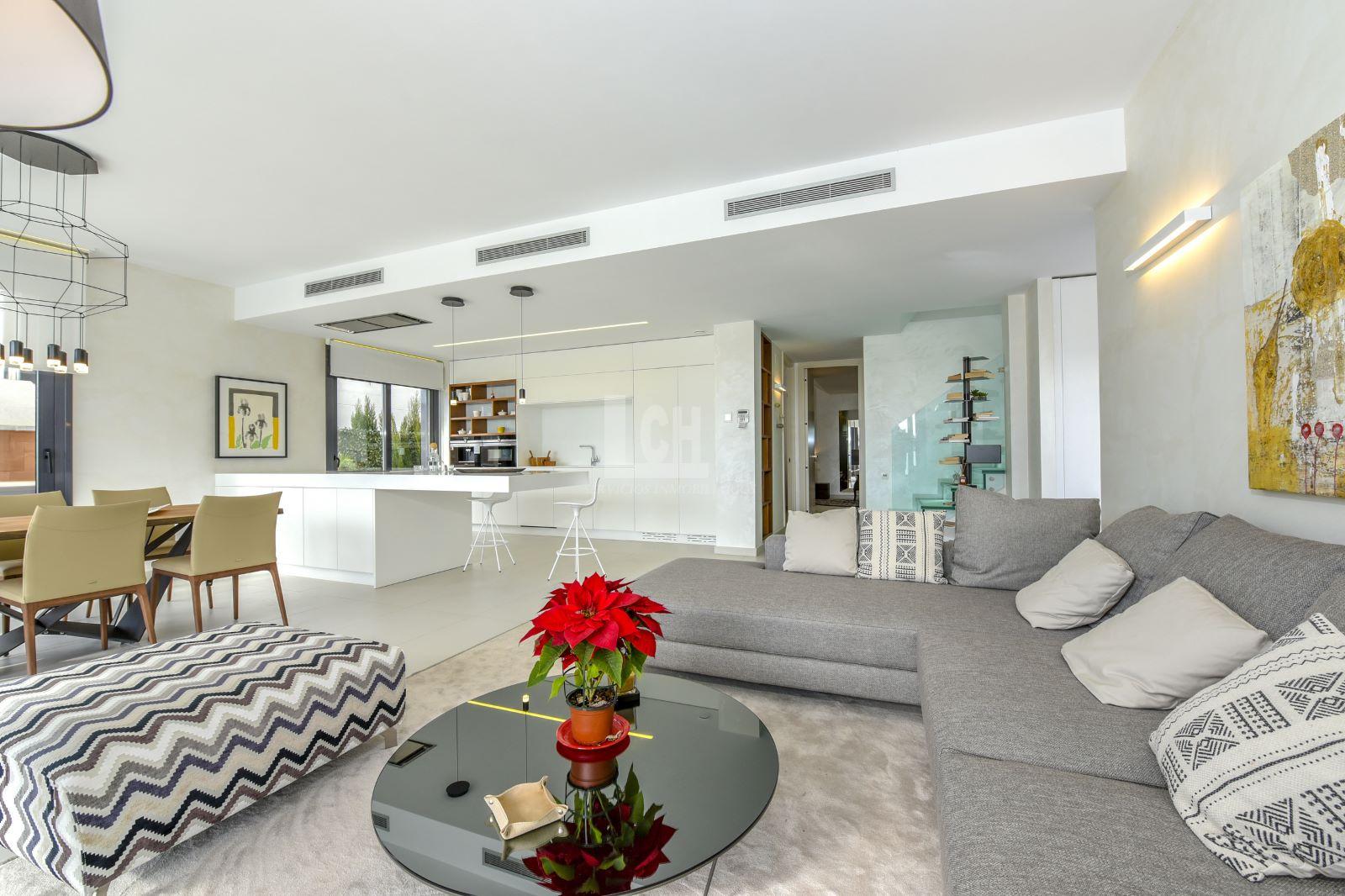 For sale of villa in Campoamor