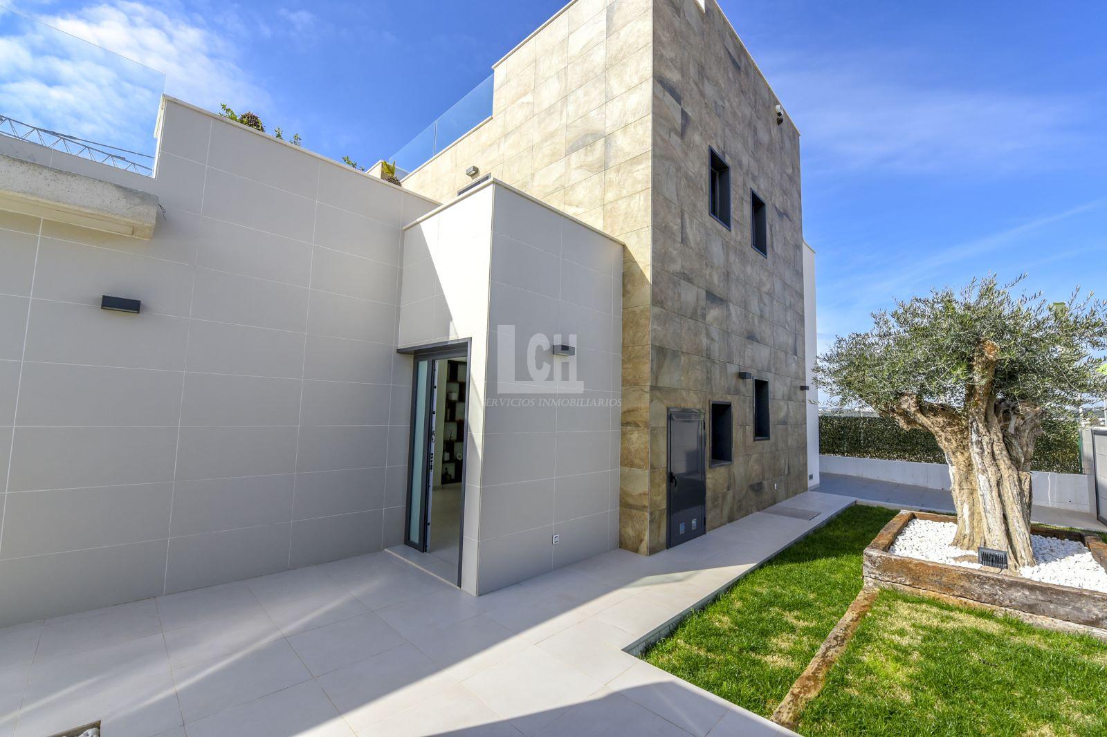 For sale of villa in Campoamor