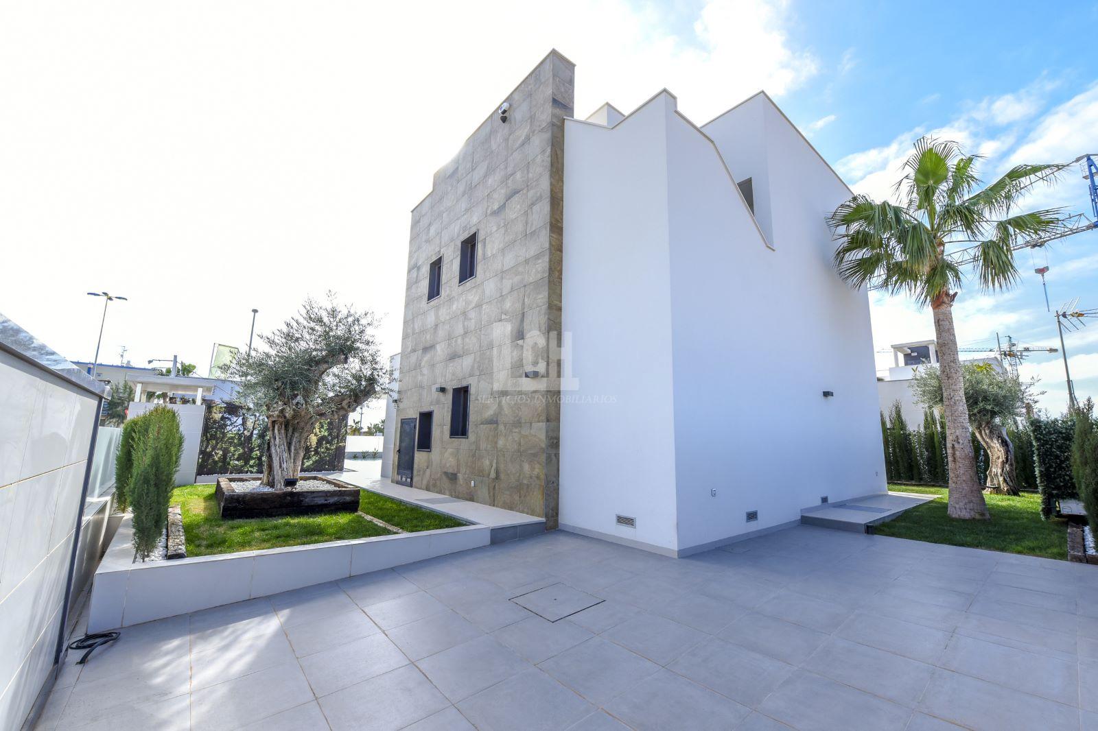 For sale of villa in Campoamor