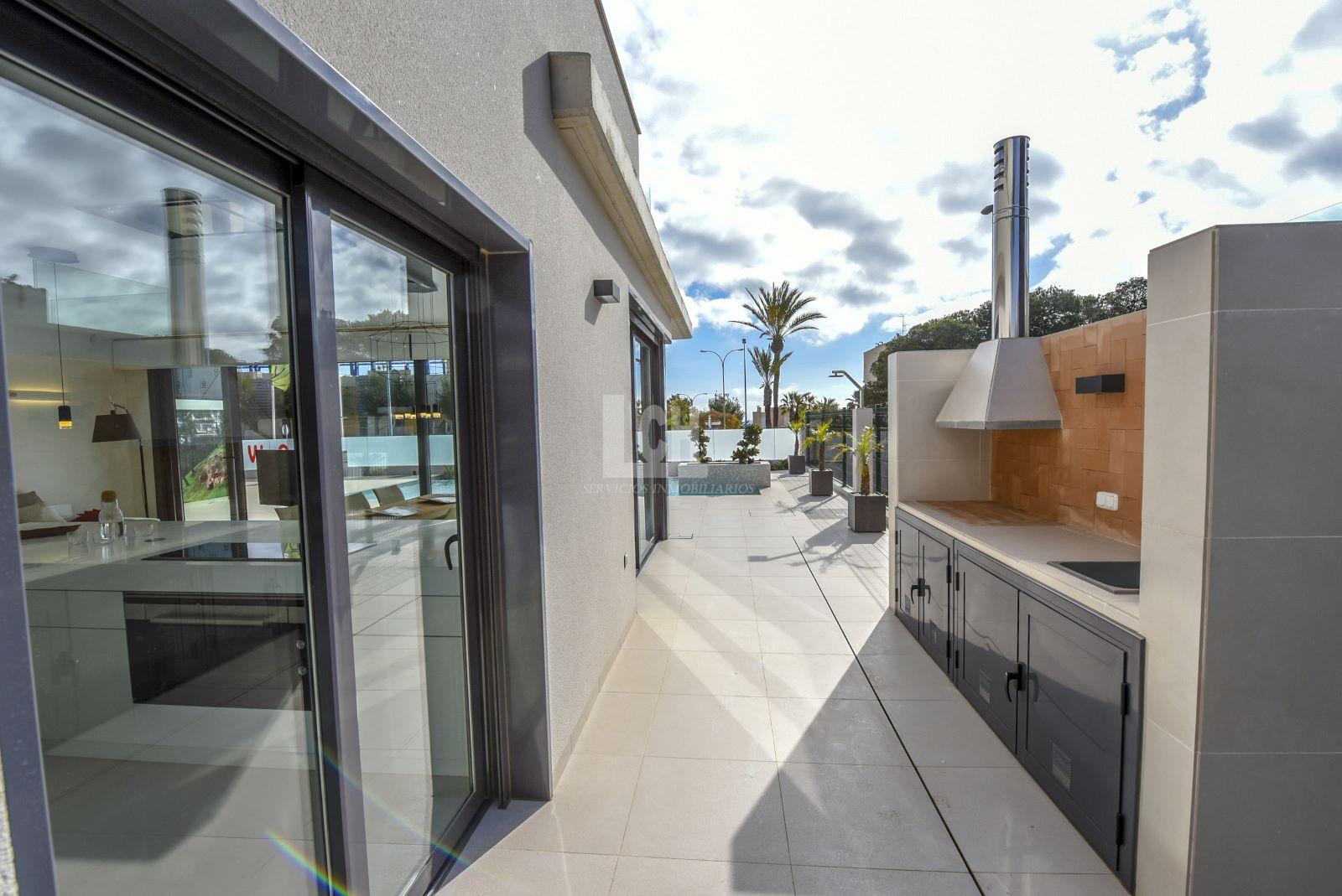 For sale of villa in Campoamor