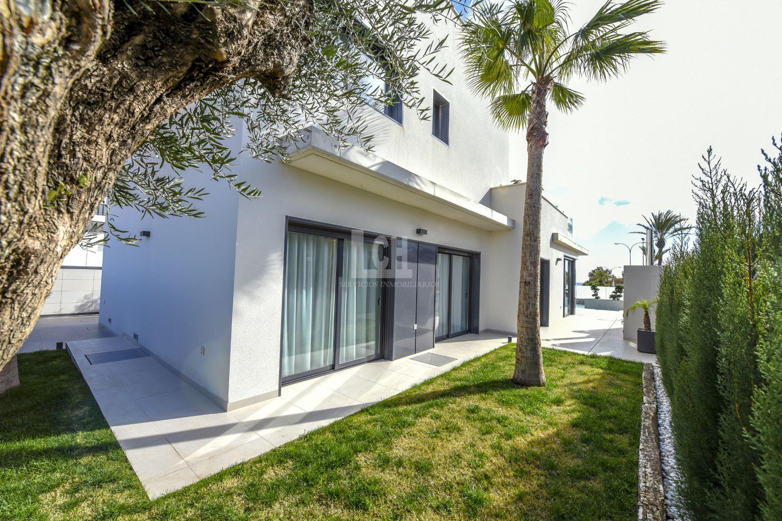 For sale of villa in Campoamor