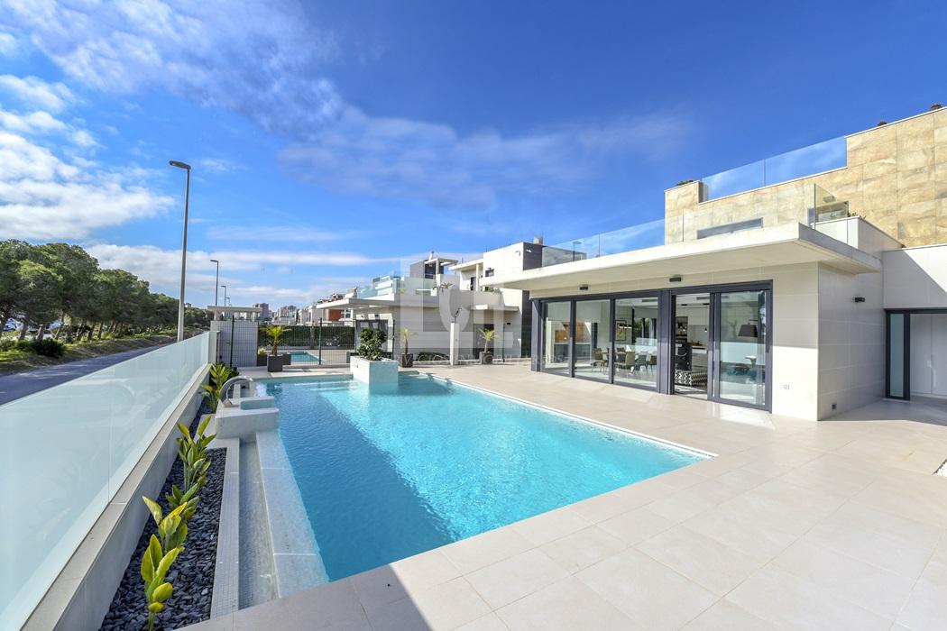 For sale of villa in Campoamor