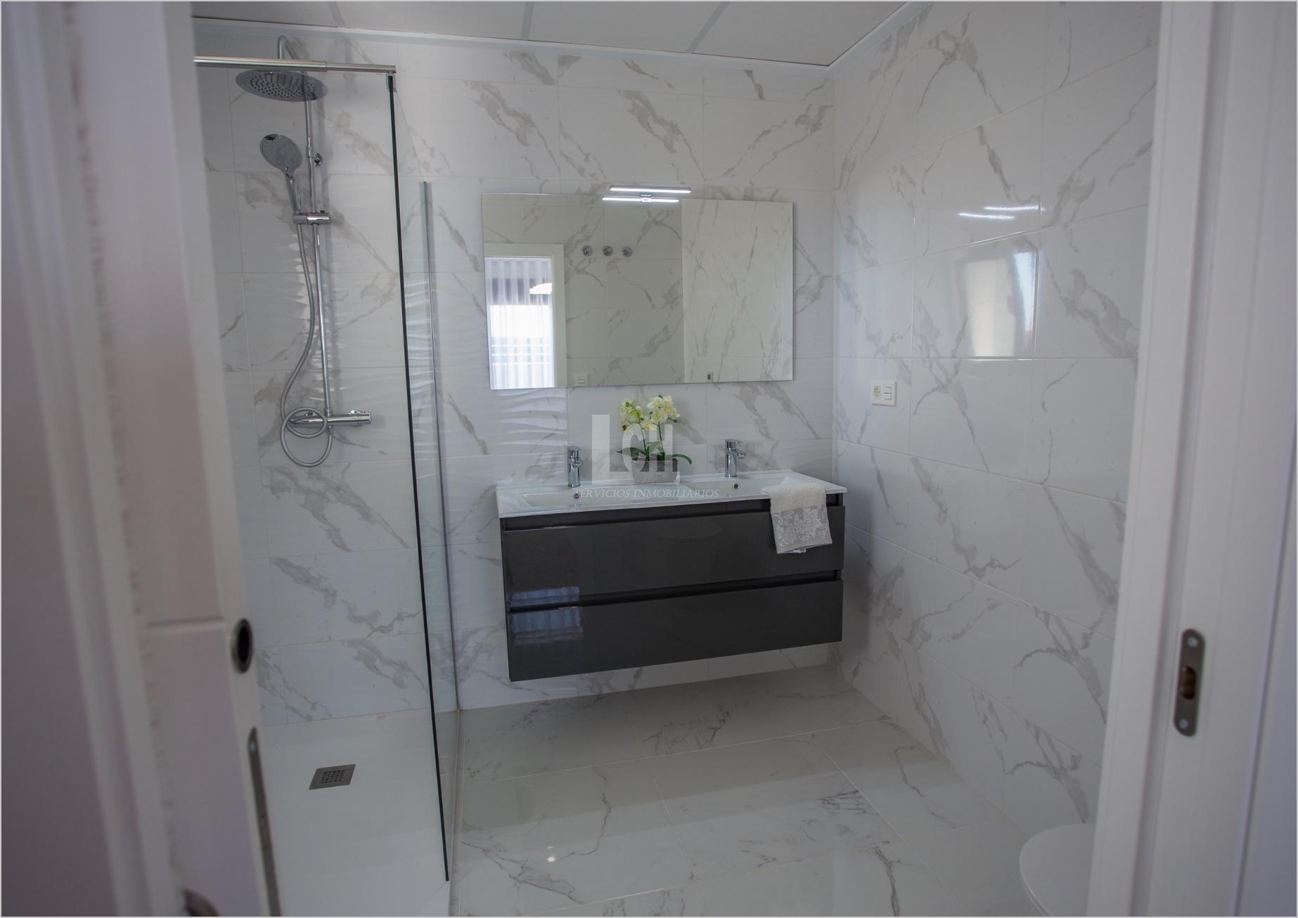 Venta de villa en Los montesinos