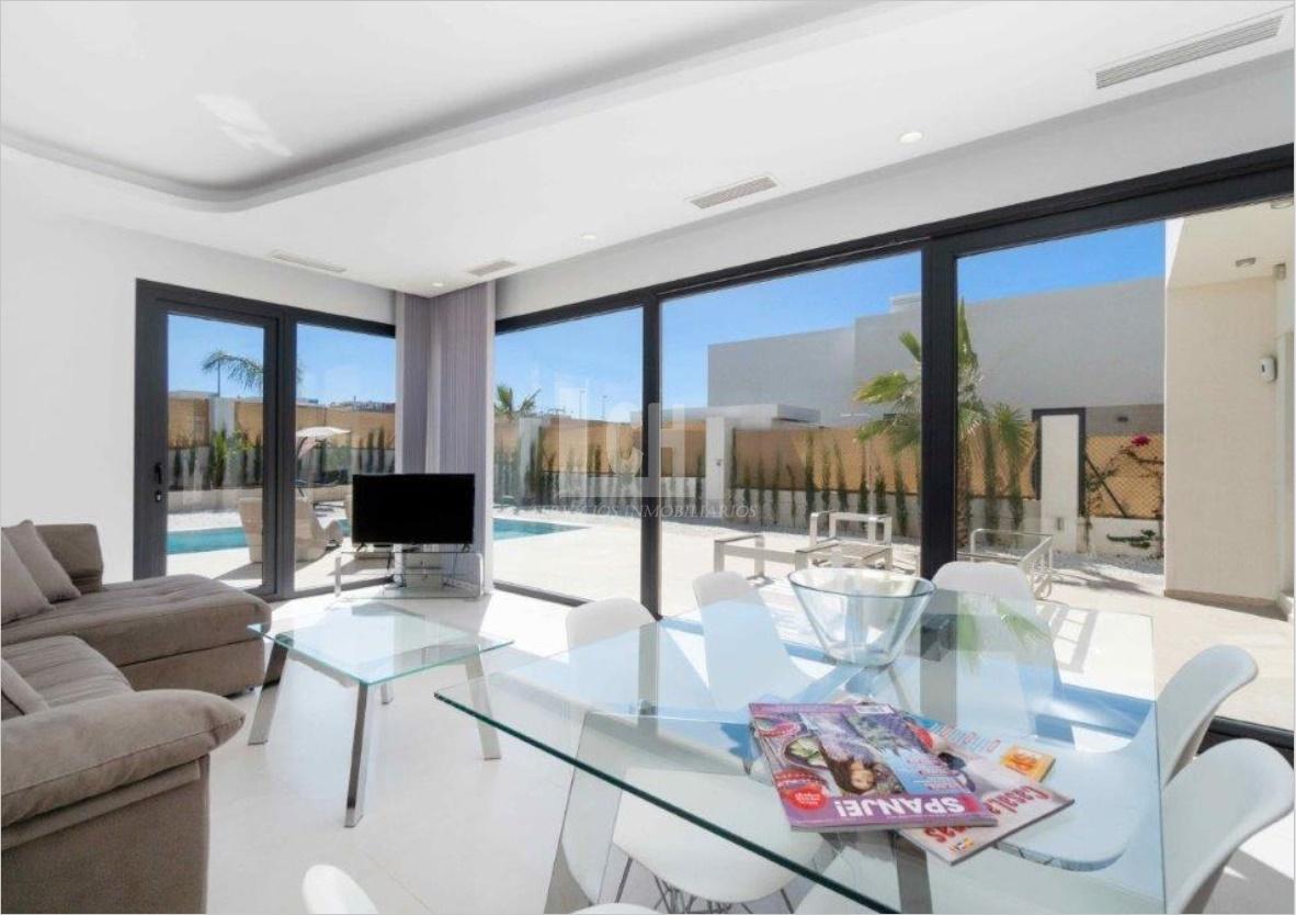 Venta de villa en Benijófar