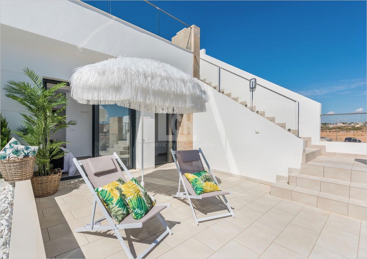 For sale of villa in Los alcázares