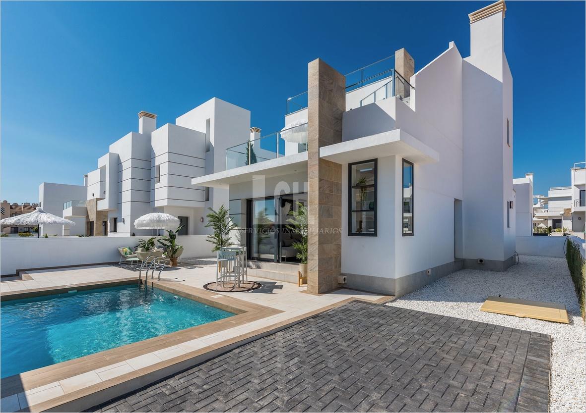 For sale of villa in Los alcázares