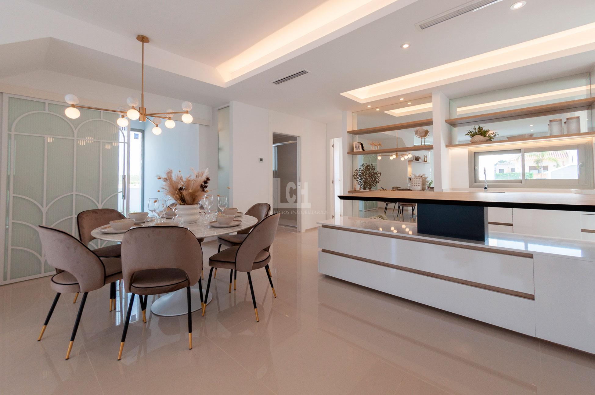 Venta de villa en Los alcázares