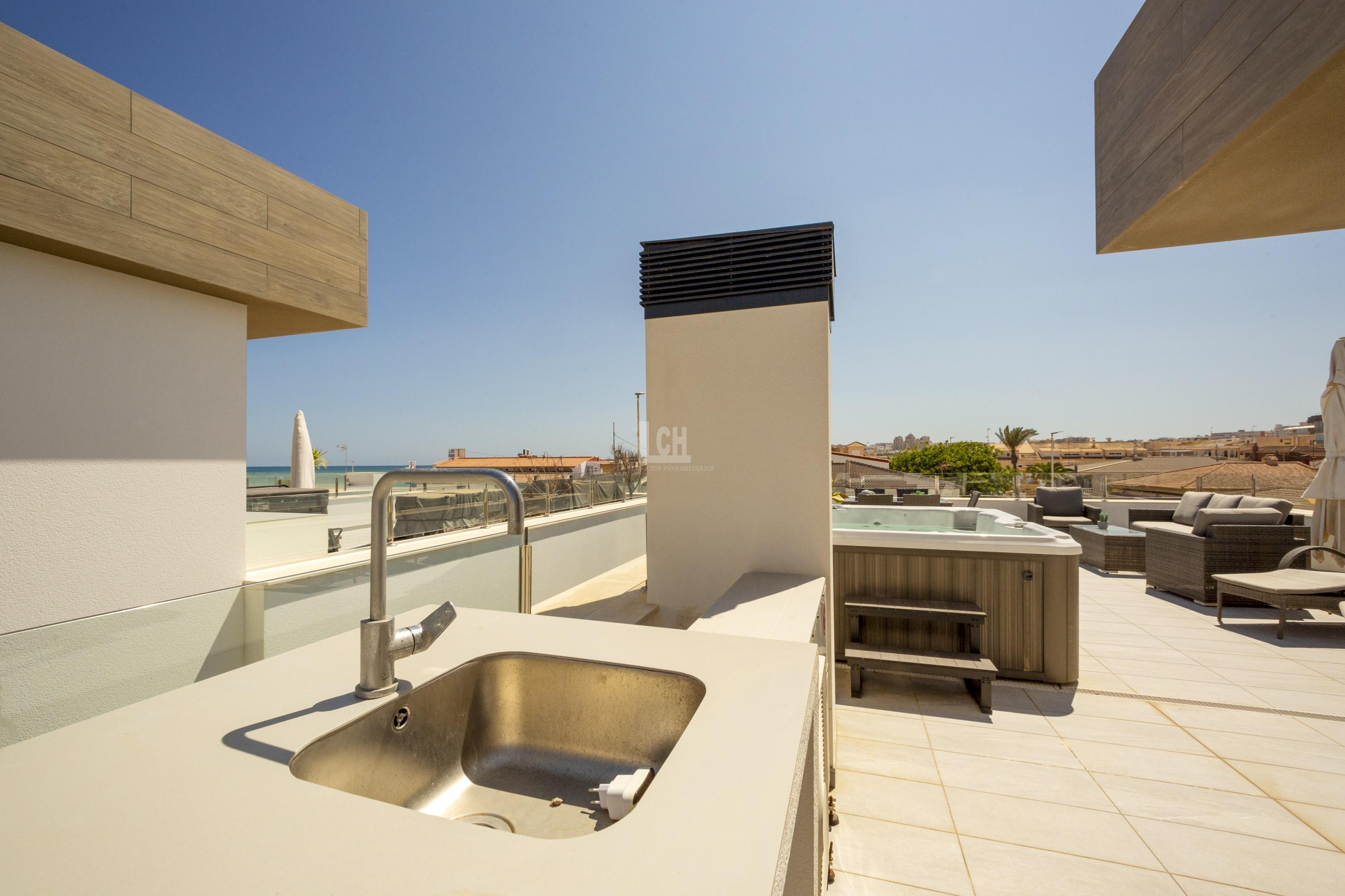 Venta de villa en Playa la mata