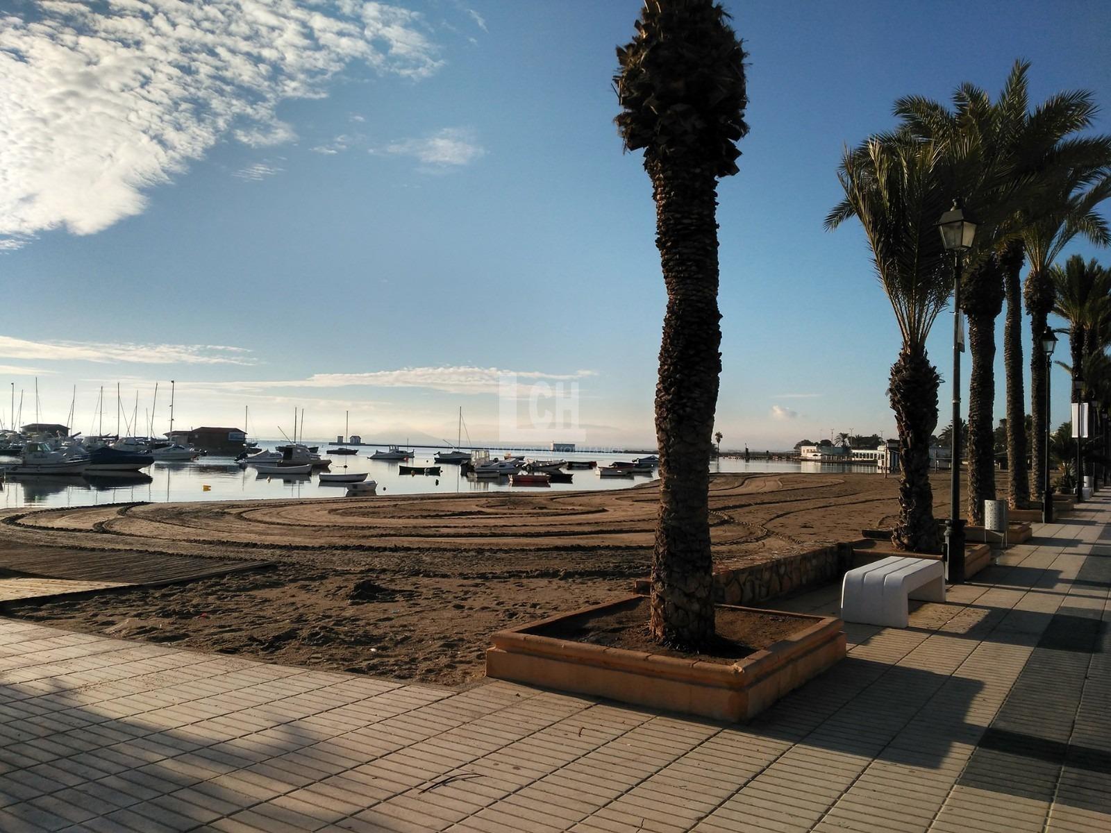 For sale of villa in Los alcázares