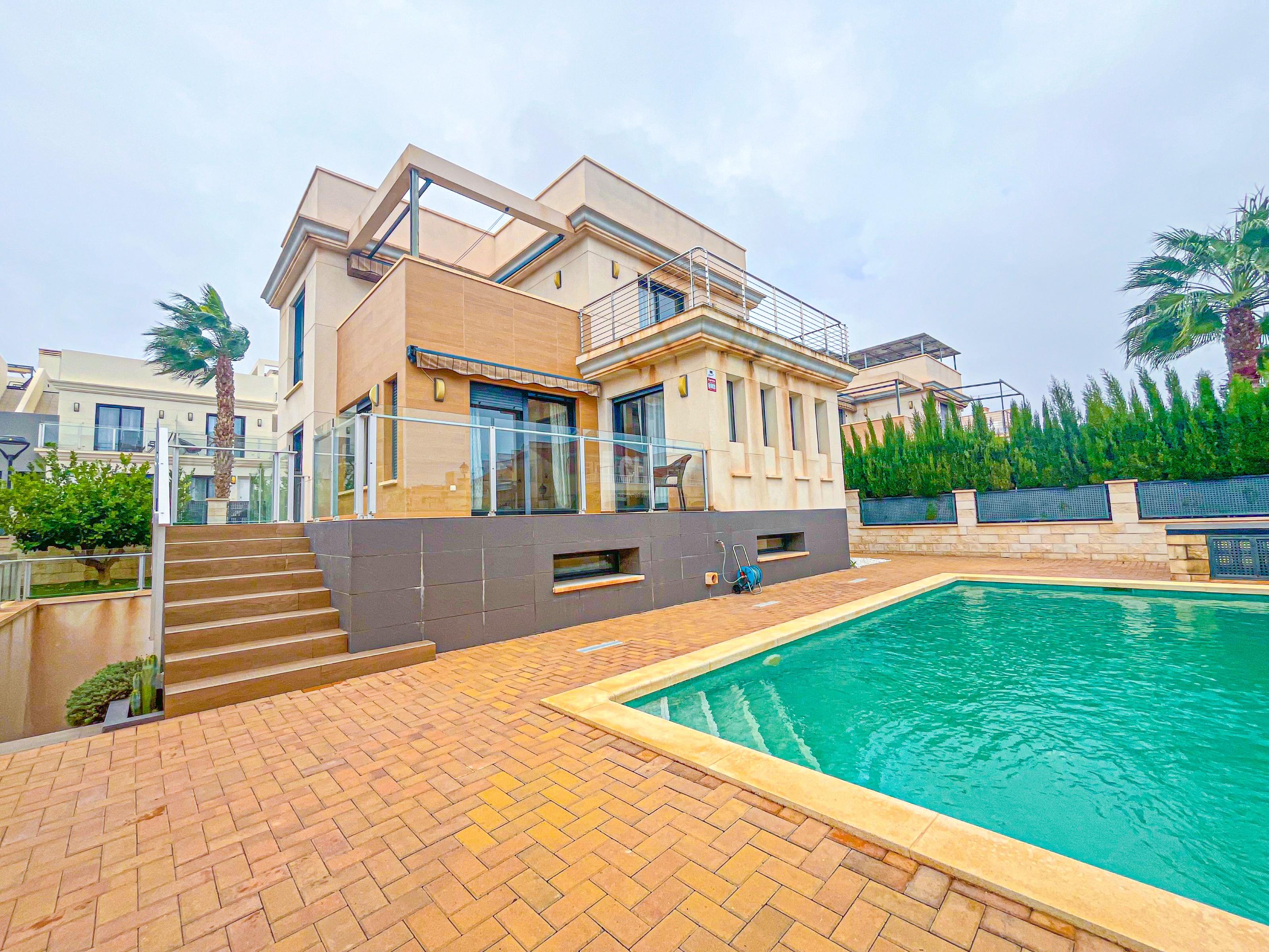 For sale of villa in Orihuela