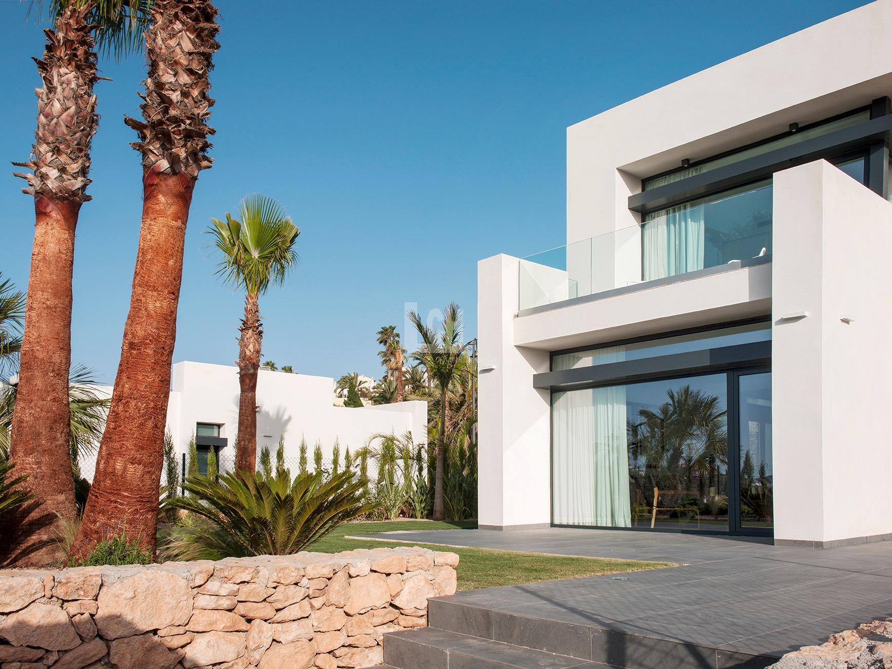 Myynti
 from
 huvila
 sisään

 La manga club