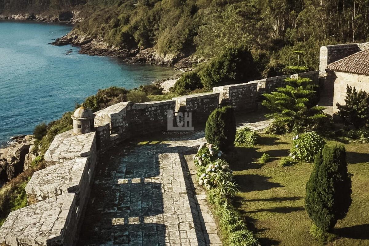 Venta de castillo en Corcubión