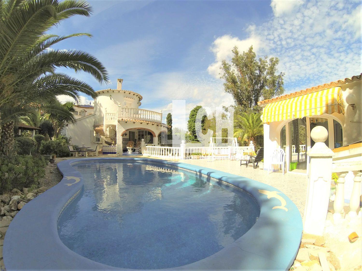 For sale of chalet in Denia