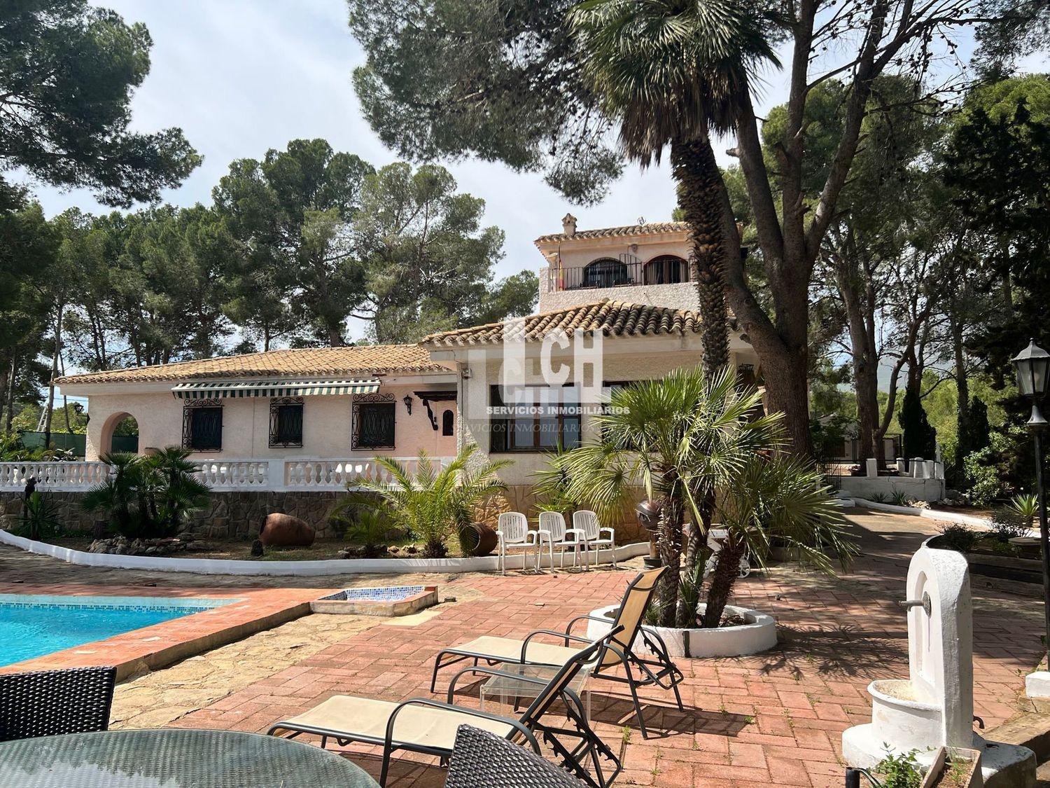 Myynti
 from
 pieni huvila
 sisään

 Altea