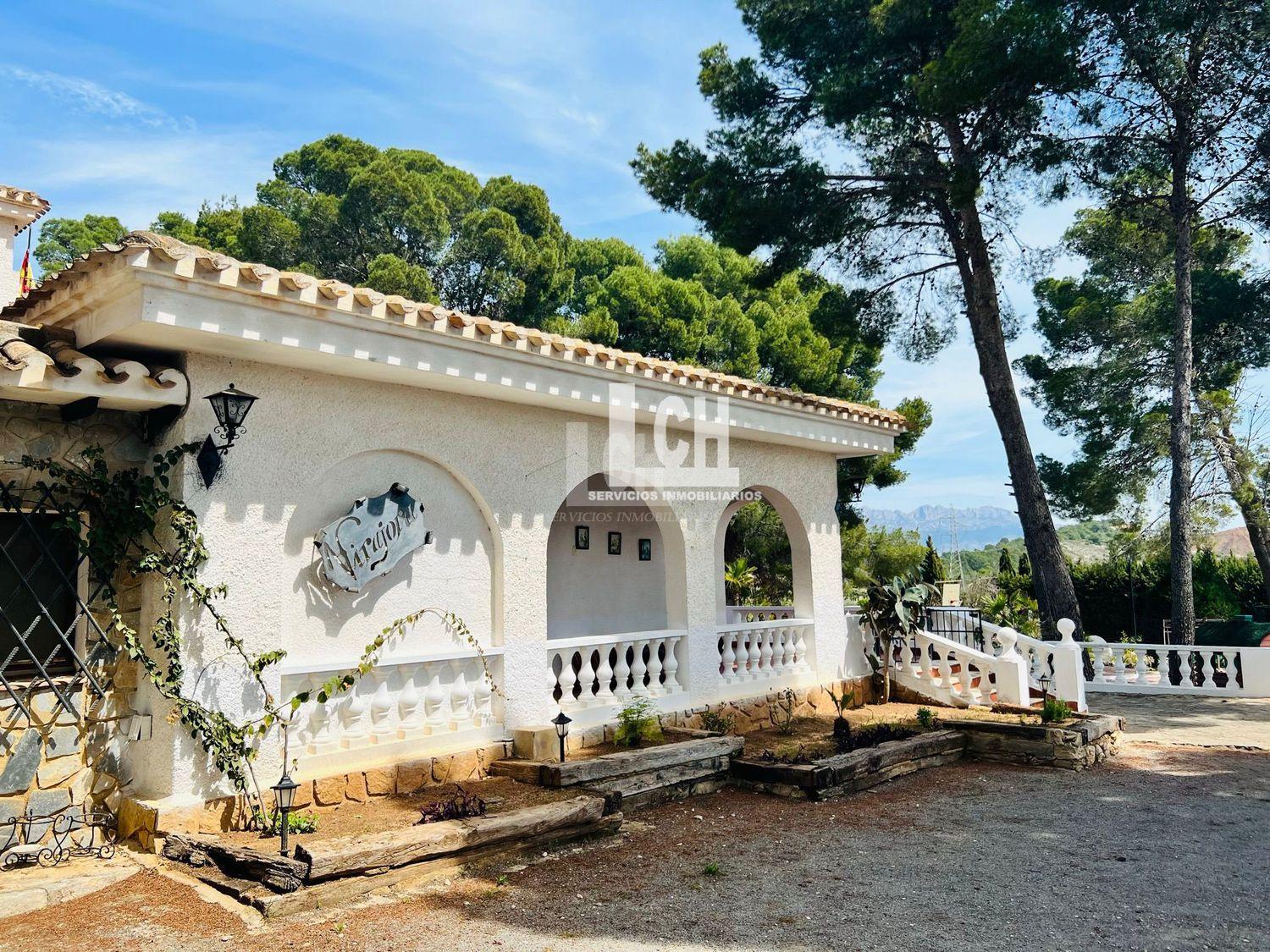 Myynti
 from
 pieni huvila
 sisään

 Altea