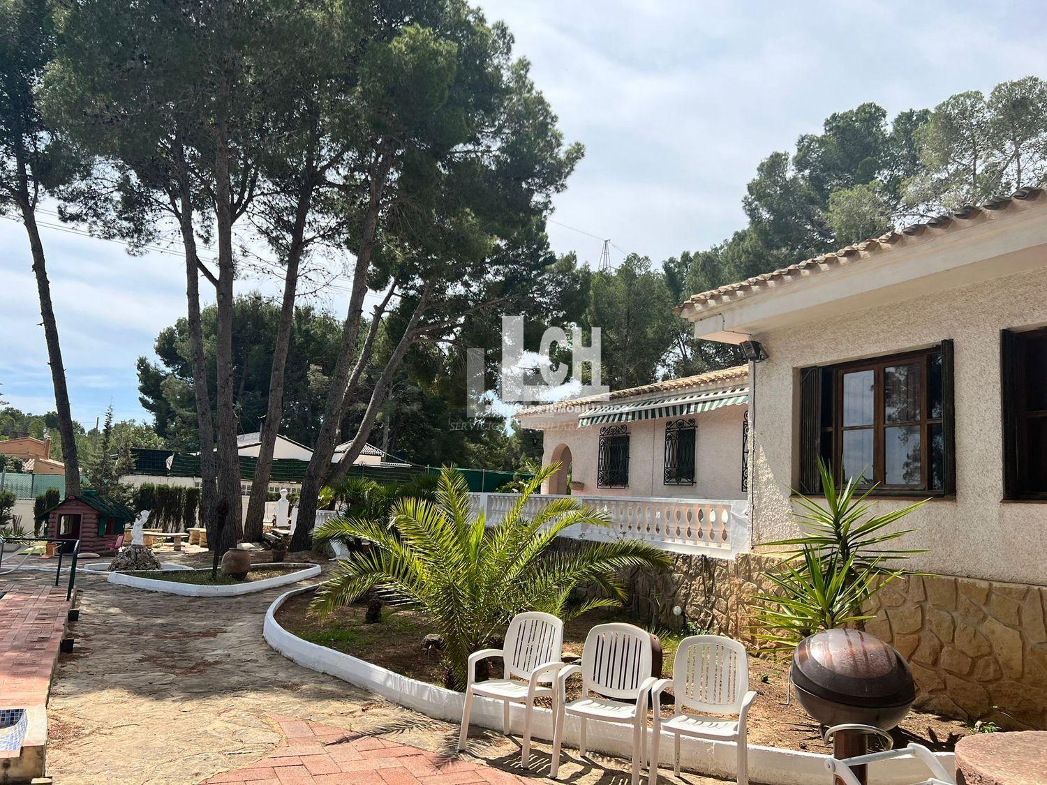 Myynti
 from
 pieni huvila
 sisään

 Altea