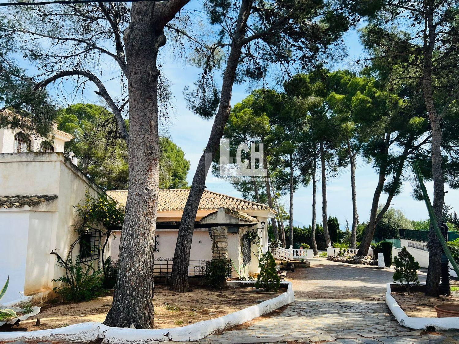 Myynti
 from
 pieni huvila
 sisään

 Altea