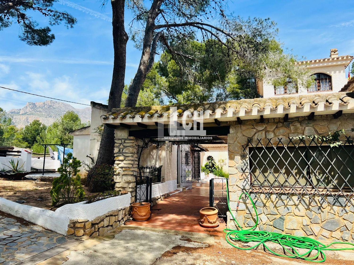 Myynti
 from
 pieni huvila
 sisään

 Altea