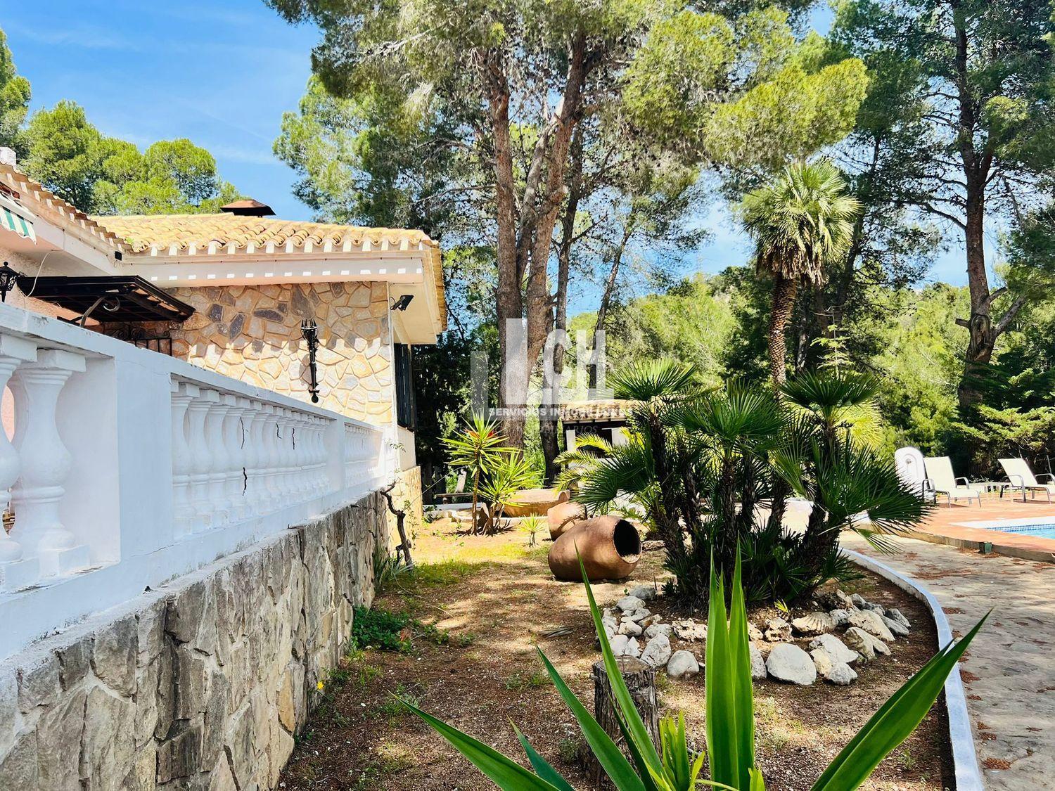 Myynti
 from
 pieni huvila
 sisään

 Altea