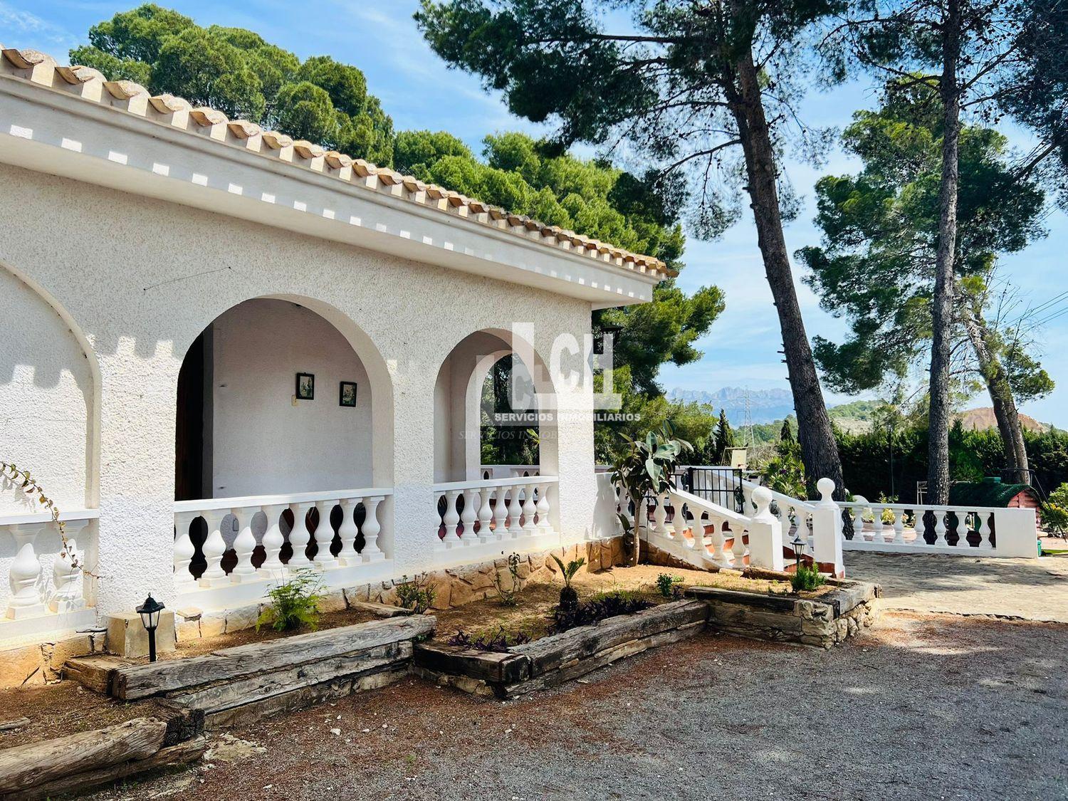 Myynti
 from
 pieni huvila
 sisään

 Altea