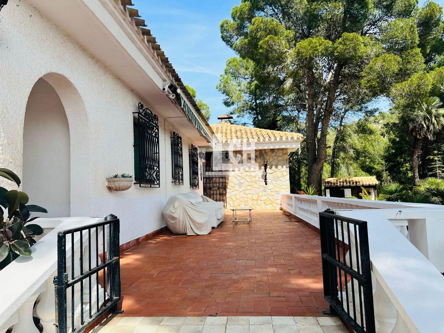 Myynti
 from
 pieni huvila
 sisään

 Altea