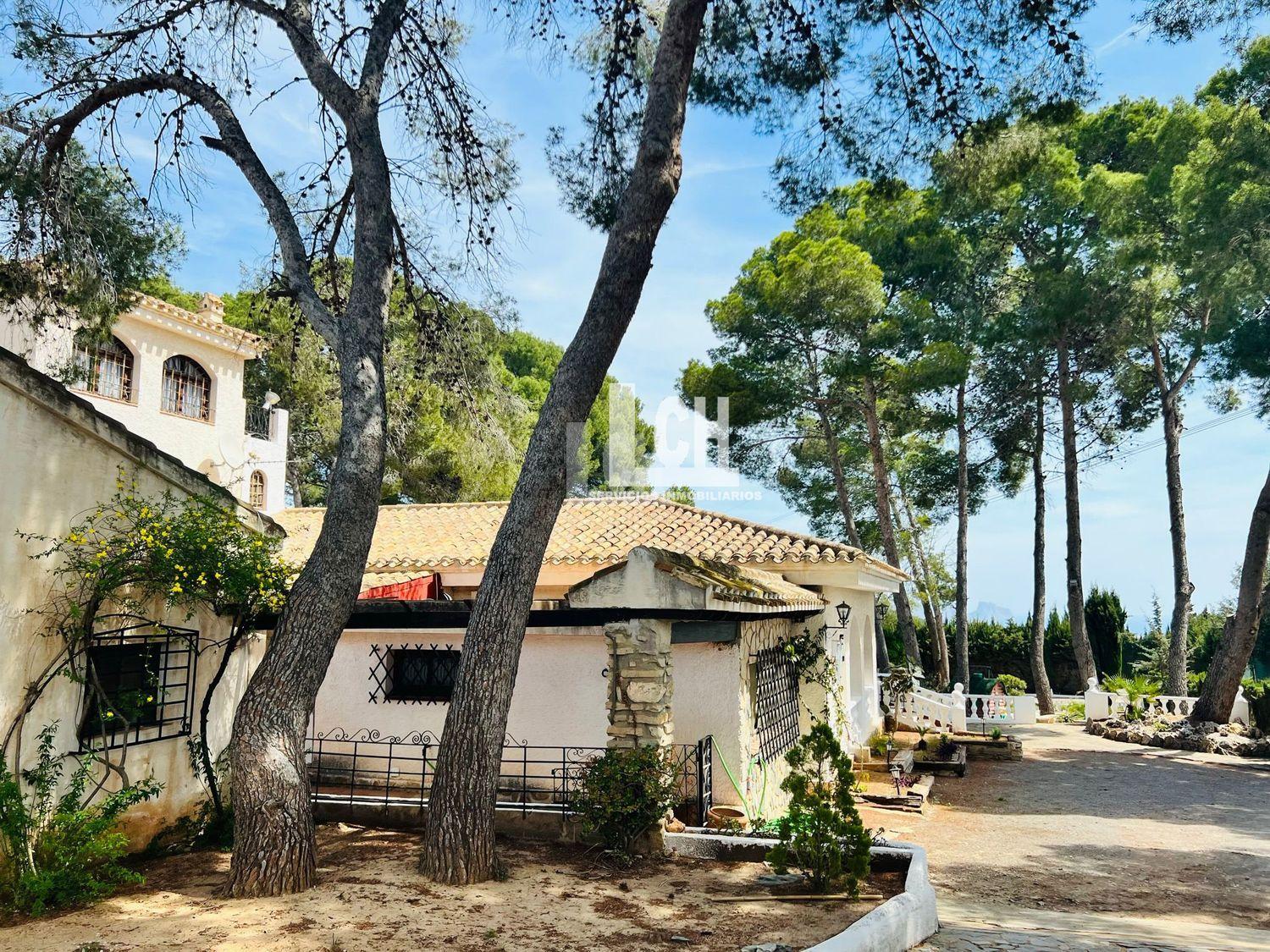 Myynti
 from
 pieni huvila
 sisään

 Altea