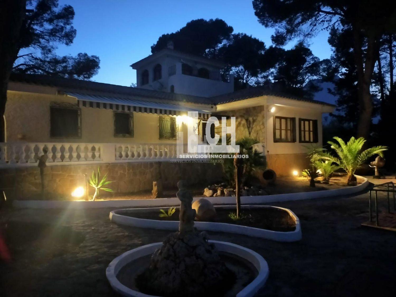 Myynti
 from
 pieni huvila
 sisään

 Altea