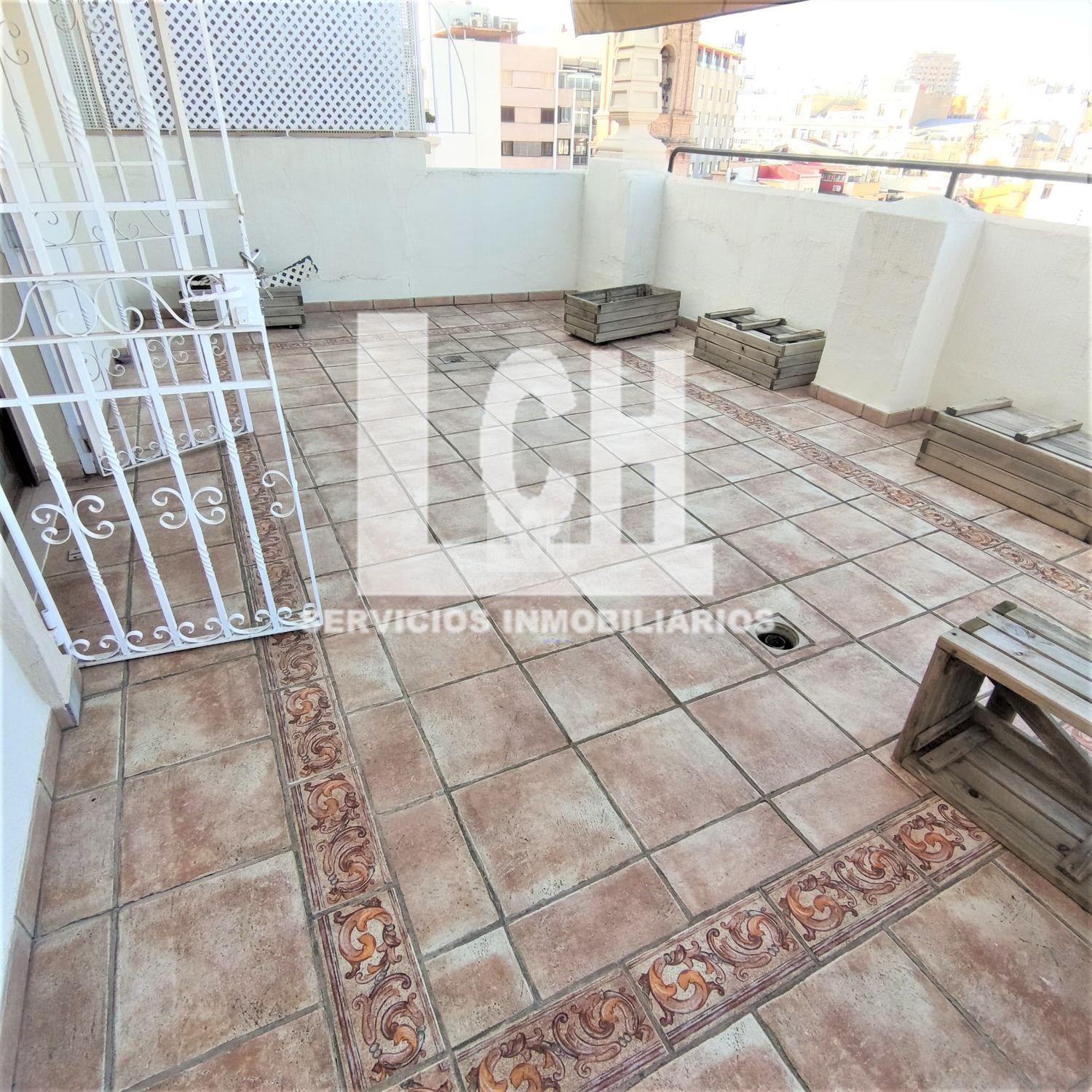 For sale of penthouse in Valencia