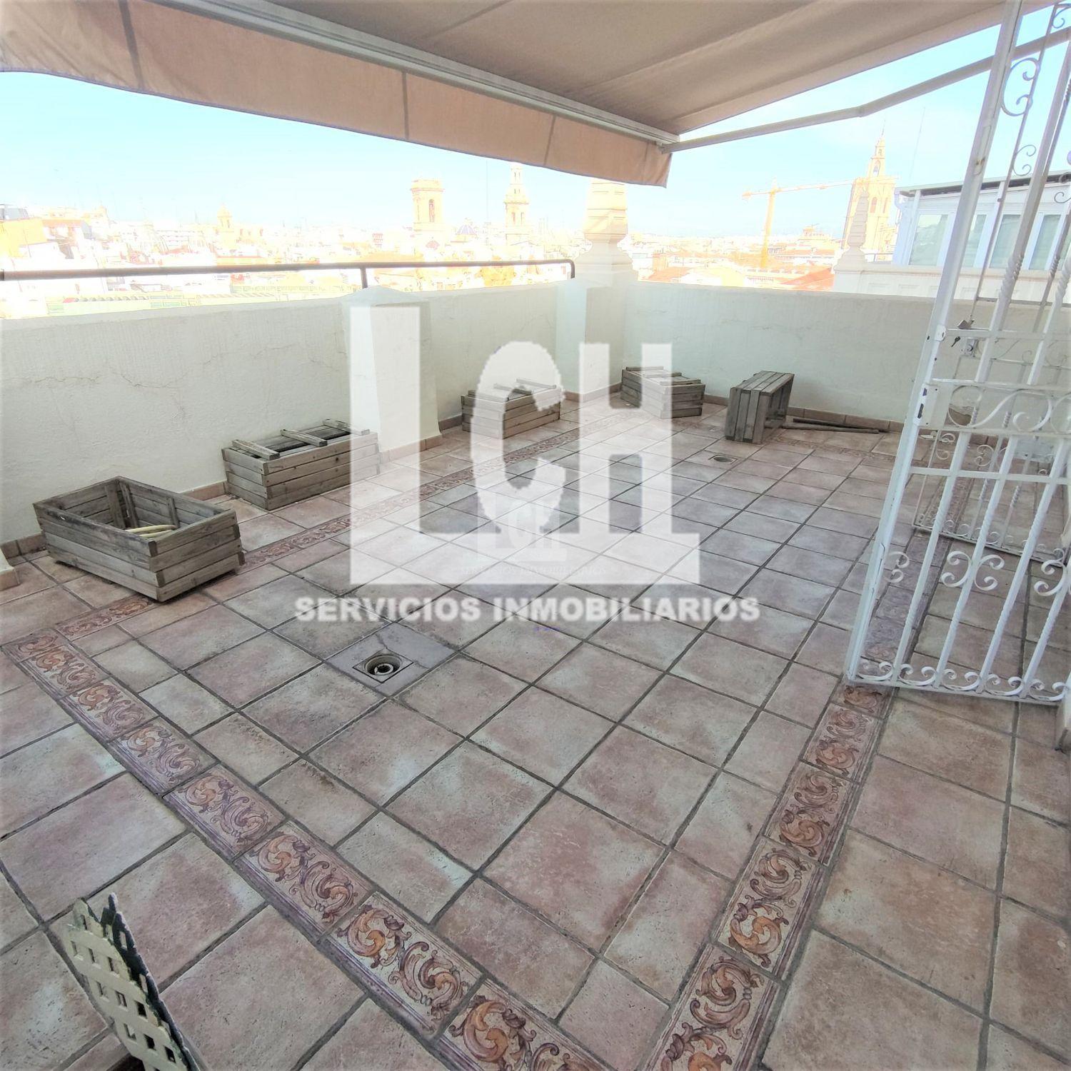 For sale of penthouse in Valencia
