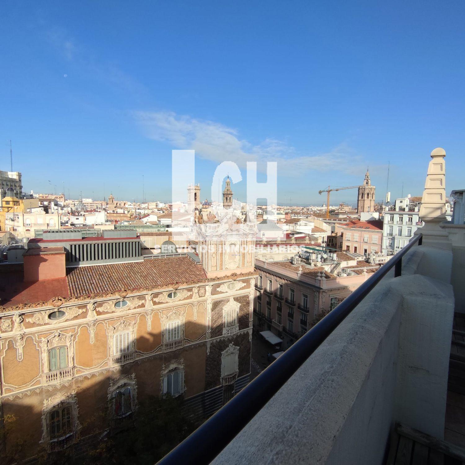 For sale of penthouse in Valencia