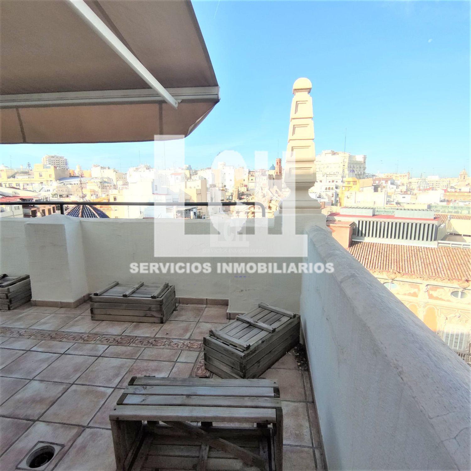 For sale of penthouse in Valencia