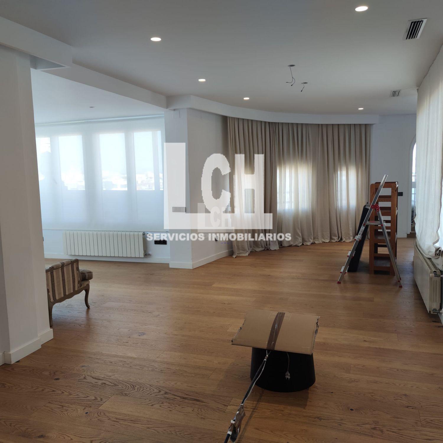 For sale of penthouse in Valencia