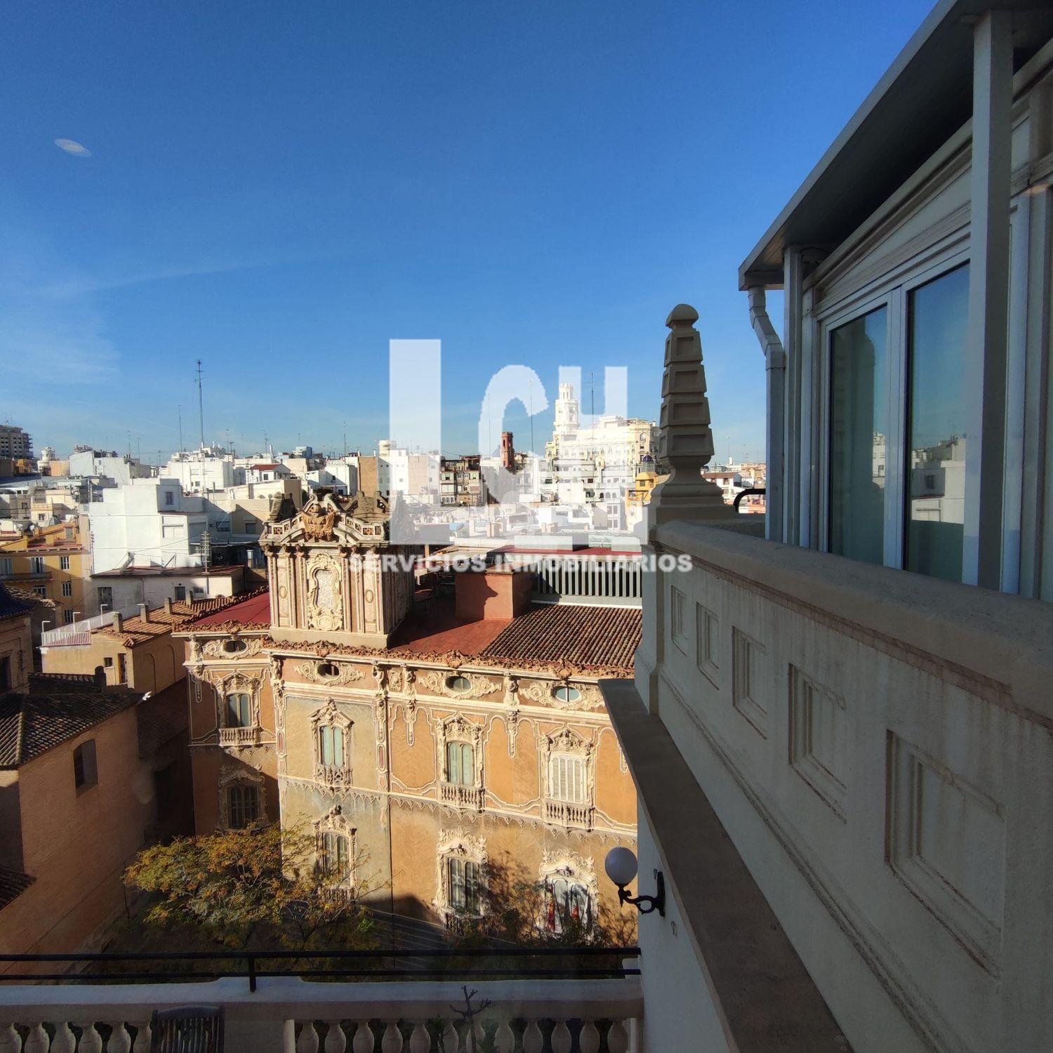 For sale of penthouse in Valencia