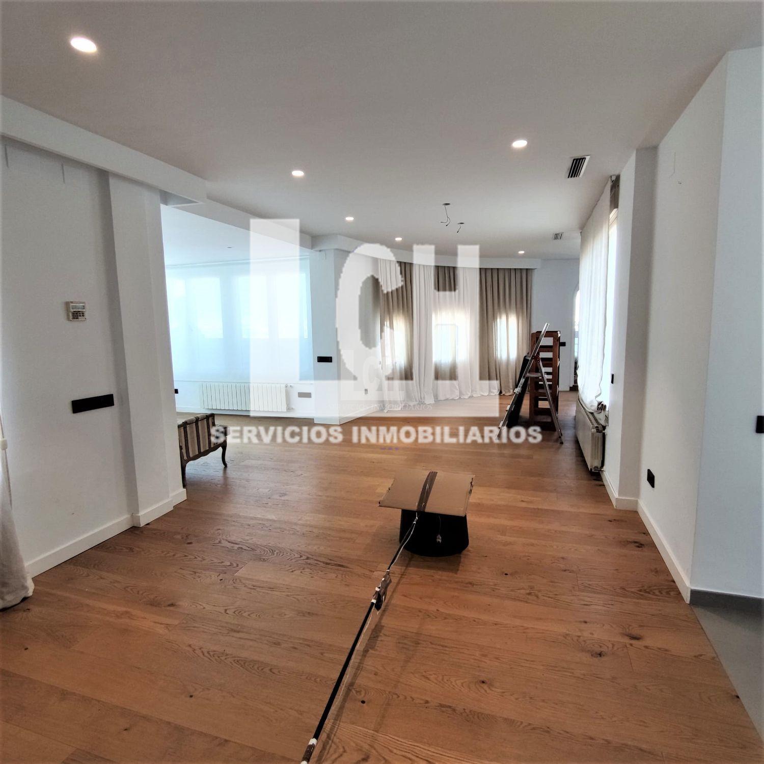 For sale of penthouse in Valencia