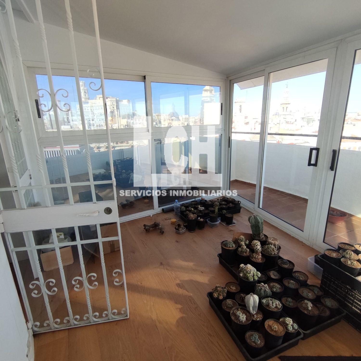 For sale of penthouse in Valencia