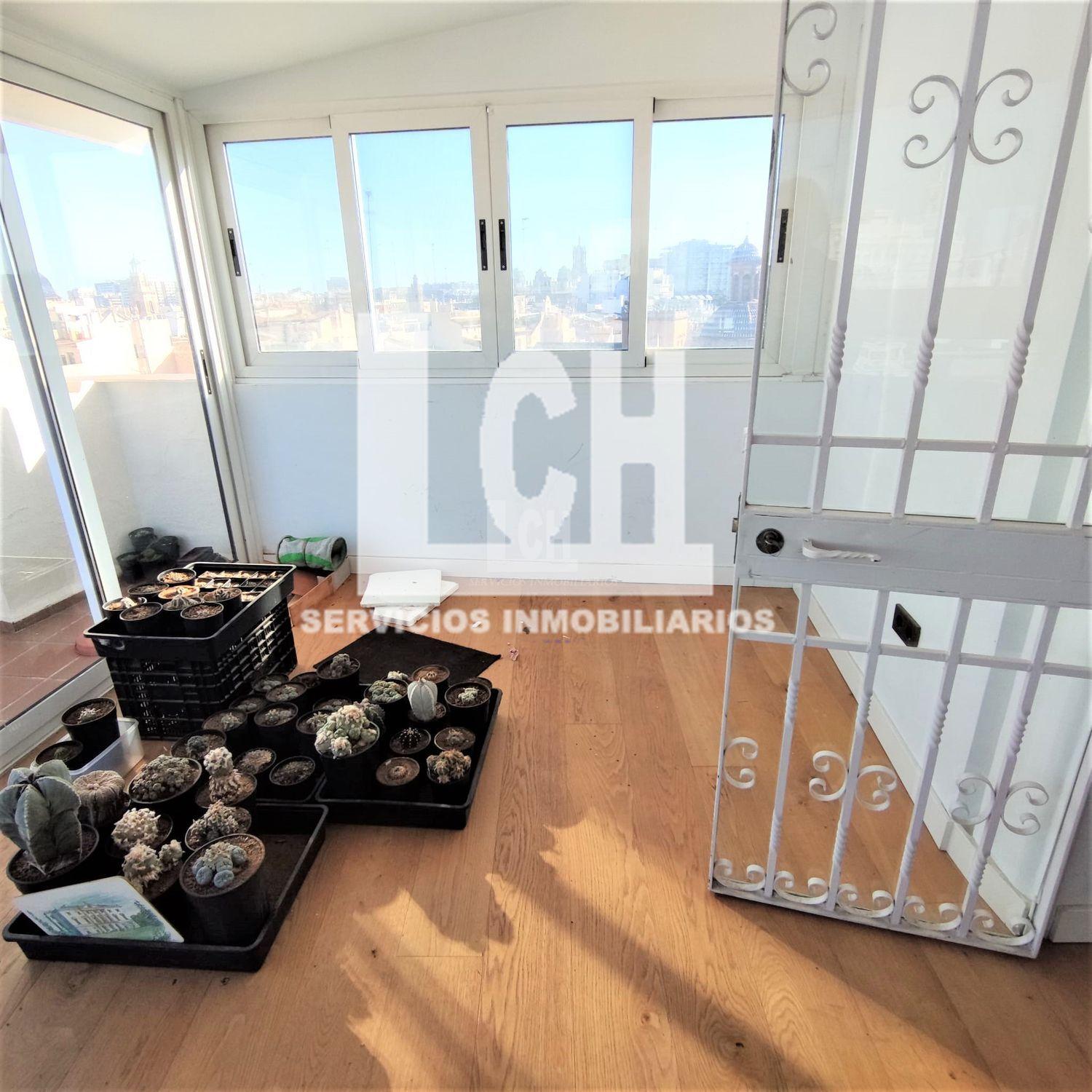 For sale of penthouse in Valencia