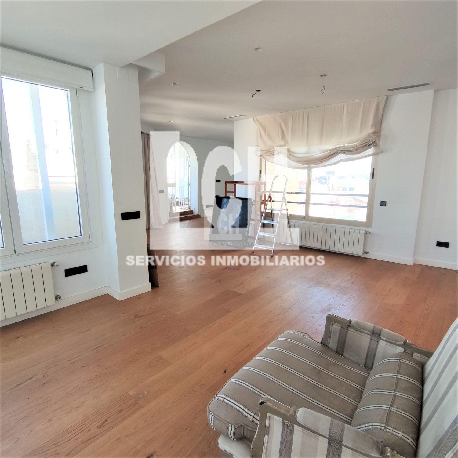 For sale of penthouse in Valencia